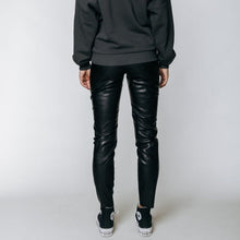 Lade das Bild in den Galerie-Viewer, Kunstlederhose mit Nieten | Colourful Rebel - SUPER SALE
