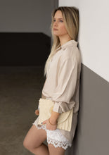 Lade das Bild in den Galerie-Viewer, Leichtes Hemd aus Viskose | "EVI"
